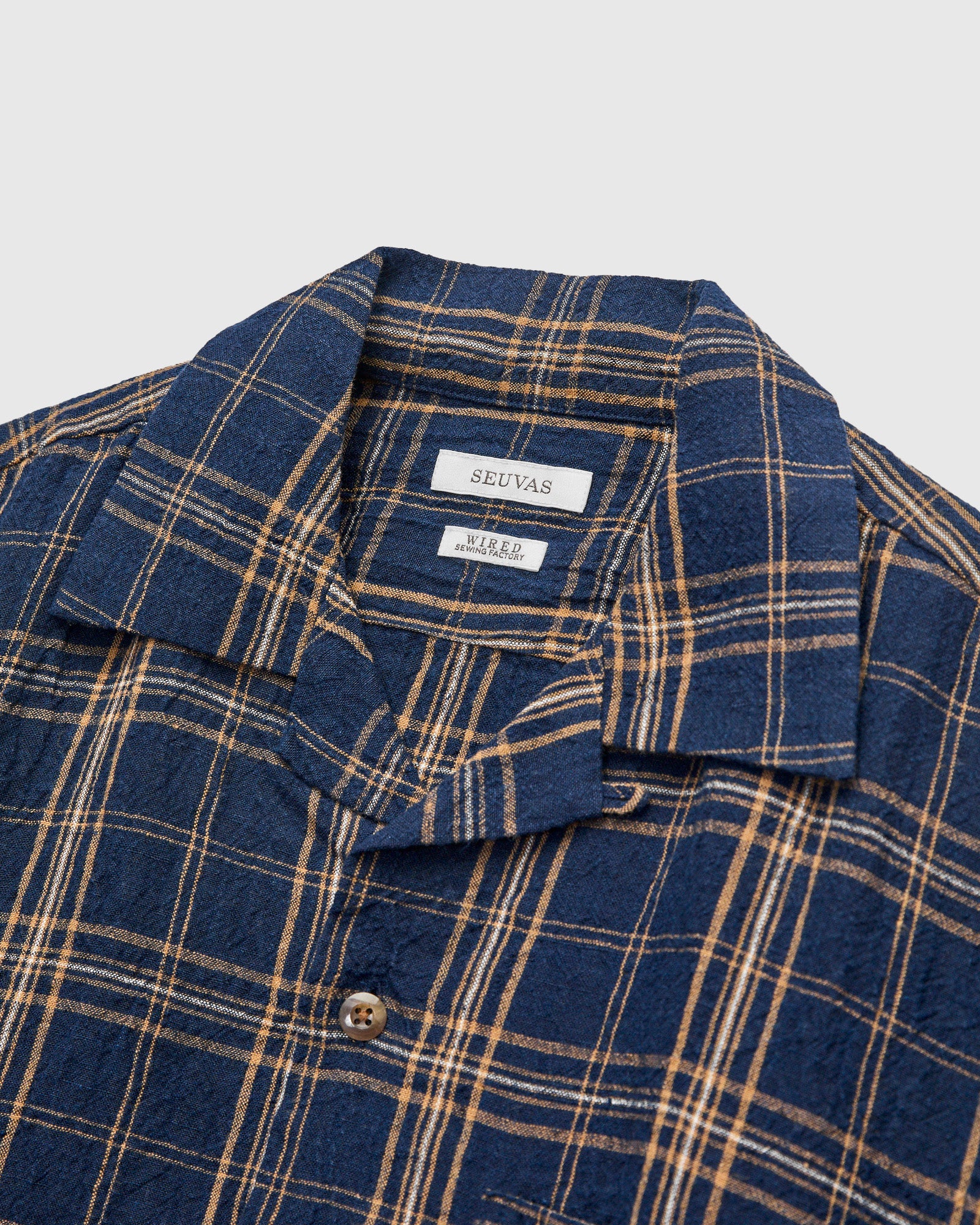 Linen Vacation Shirt in Navy - Image 3