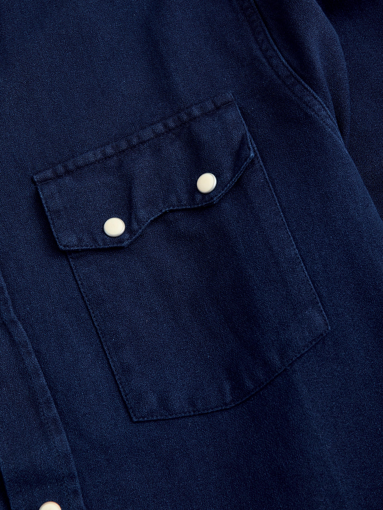 Yarn-Dyed Sateen Pearl Snap Shirt in Rinsed Indigo - Image 4